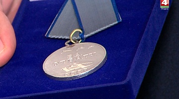 <b>Новости Гродно. 05.05.2020</b>. Найденную медаль ветерана войны передали родственникам      