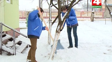 <b>17.01.2017</b>. Волонтеры БРСМ чистят снег
