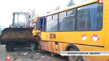 <b>Новости Гродно. 09.11.2018</b>. Школьный автобус столкнулся с погрузчиком в Вороновском районе