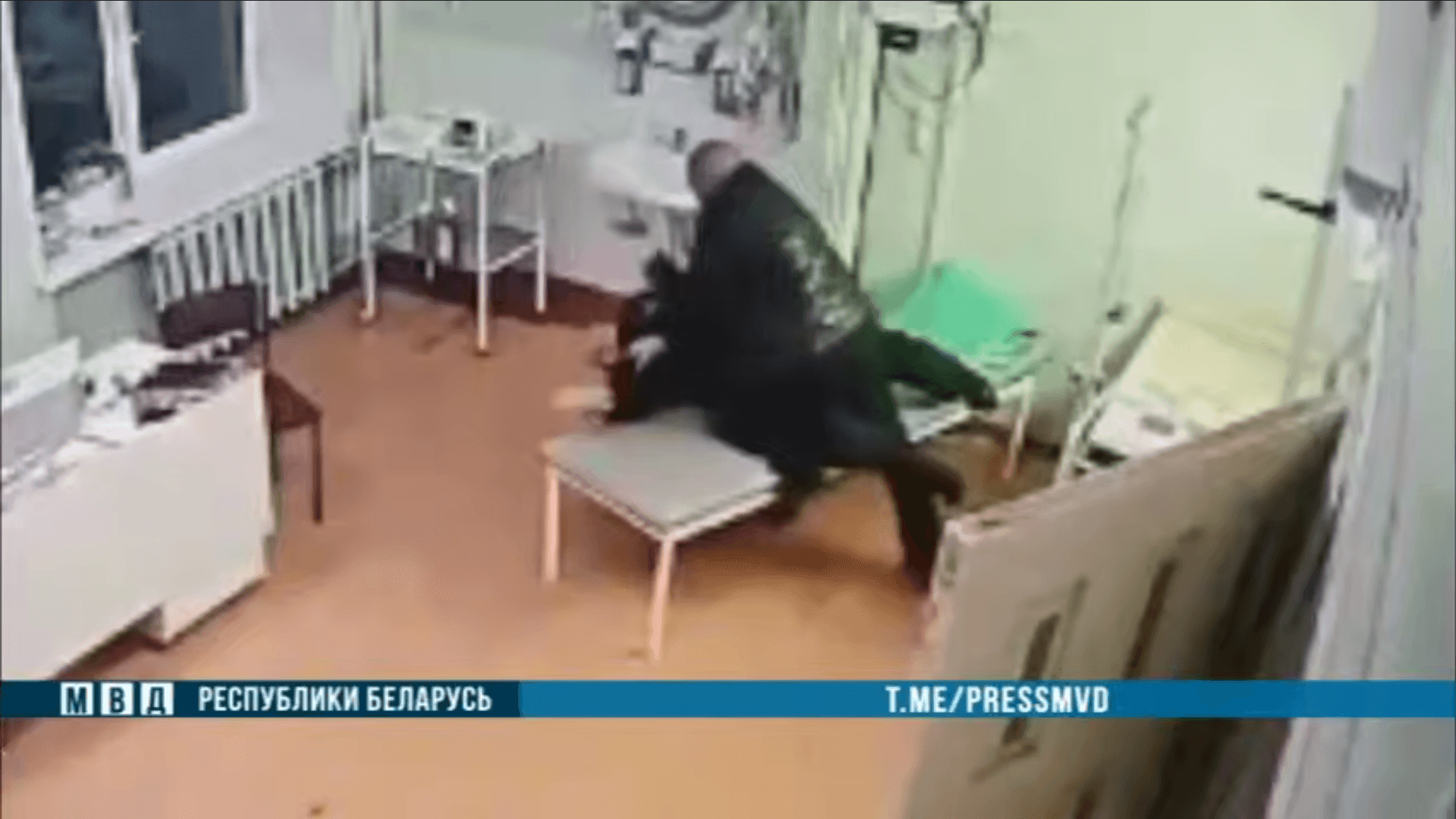 В Беларуси задержали мужчину, который пытался застрелить милиционера из его же табельного оружия