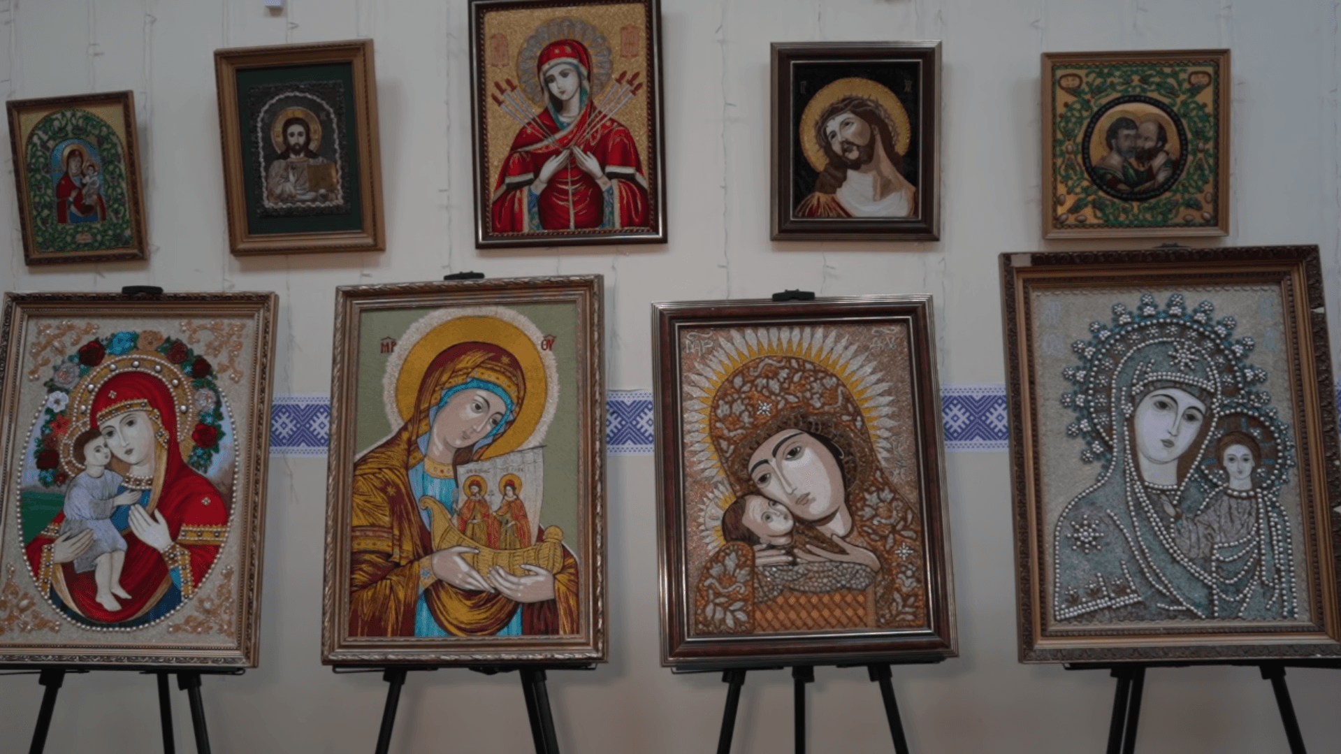 В Купаловском университете открылась выставка вышитых икон