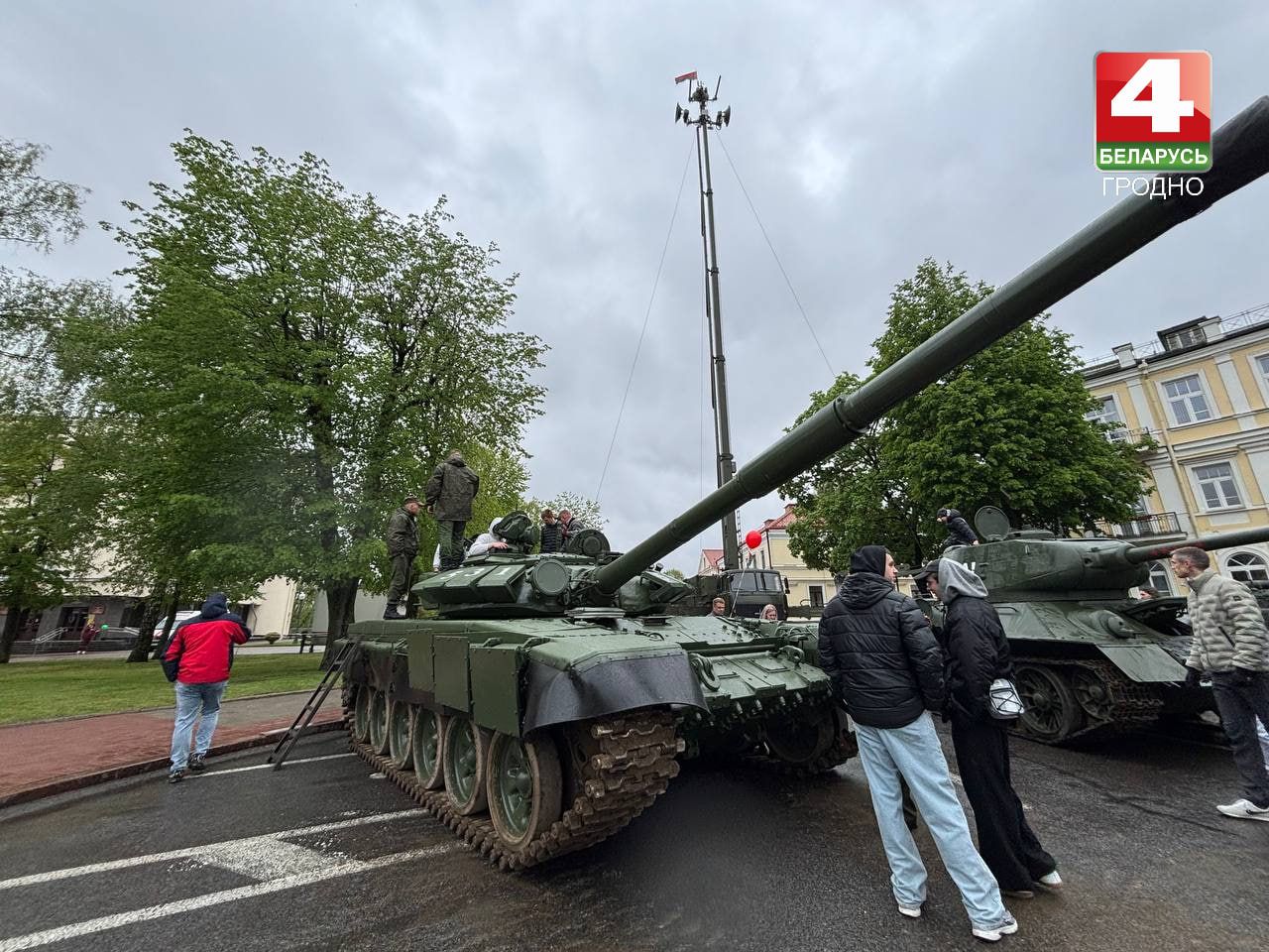 Выставка военной техники на площади Тызенгауза в Гродно собрала самых юных зрителей
