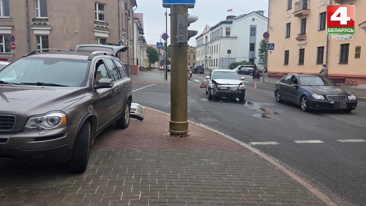 Авария в центре Гродно: один из автомобилей вылетел на тротуар