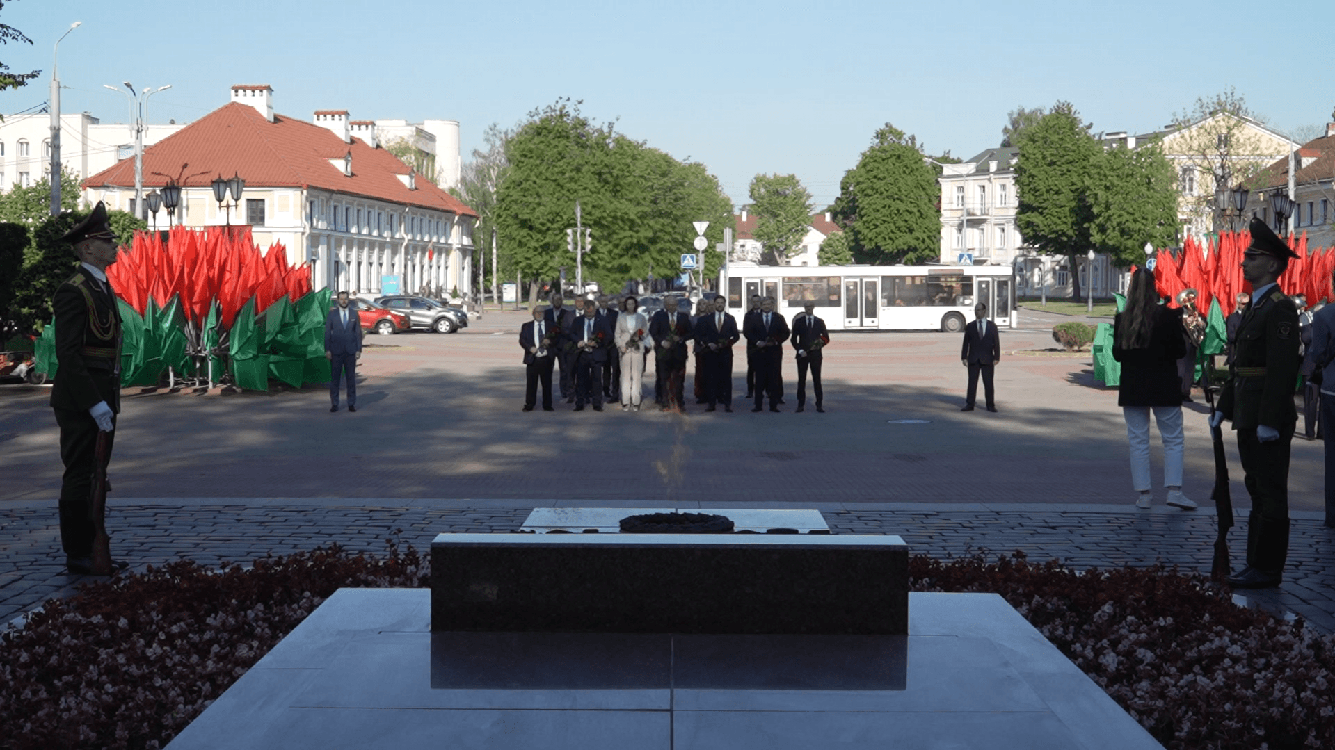 Второй день медиафорума в Гродно начался с возложения цветов к мемориалу в парке Жилибера